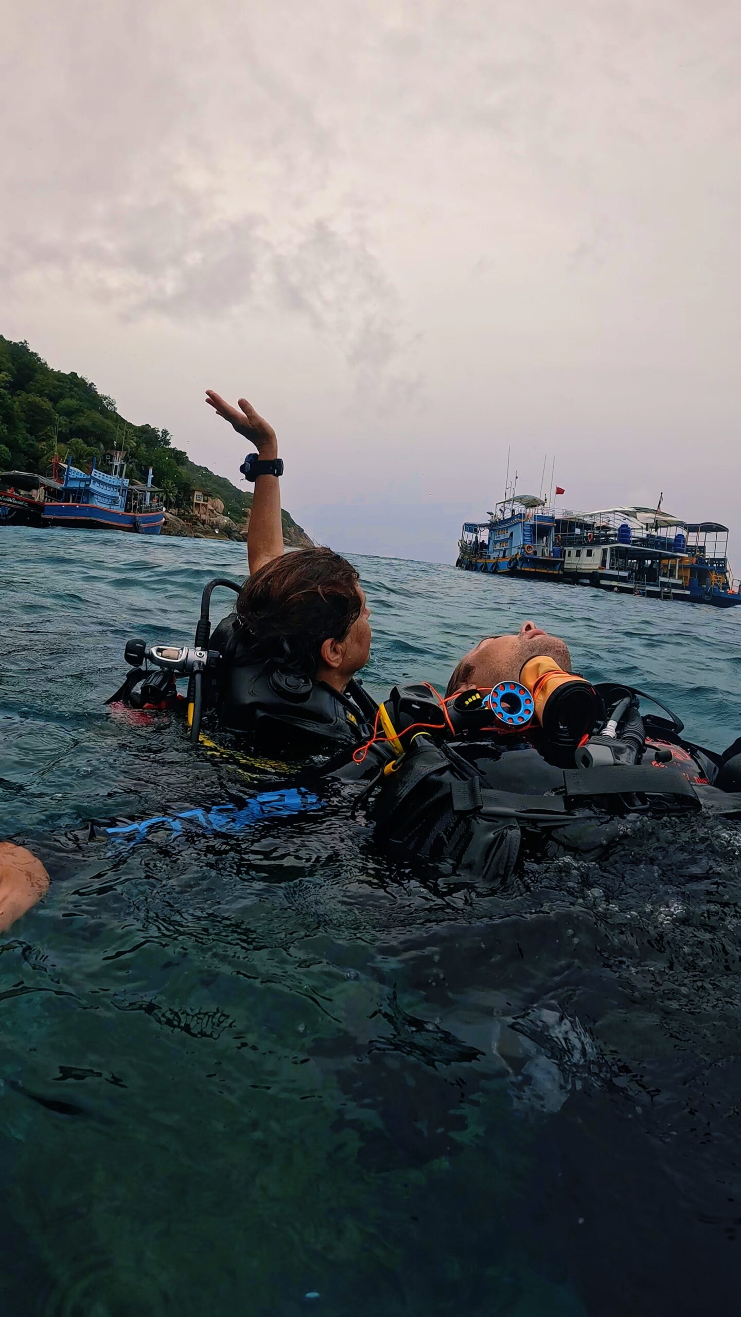 Rescue diver performing a surface rescue and signaling for help during emergency training exercise in Koh Tao – advanced scuba training with Dive In Koh Tao.