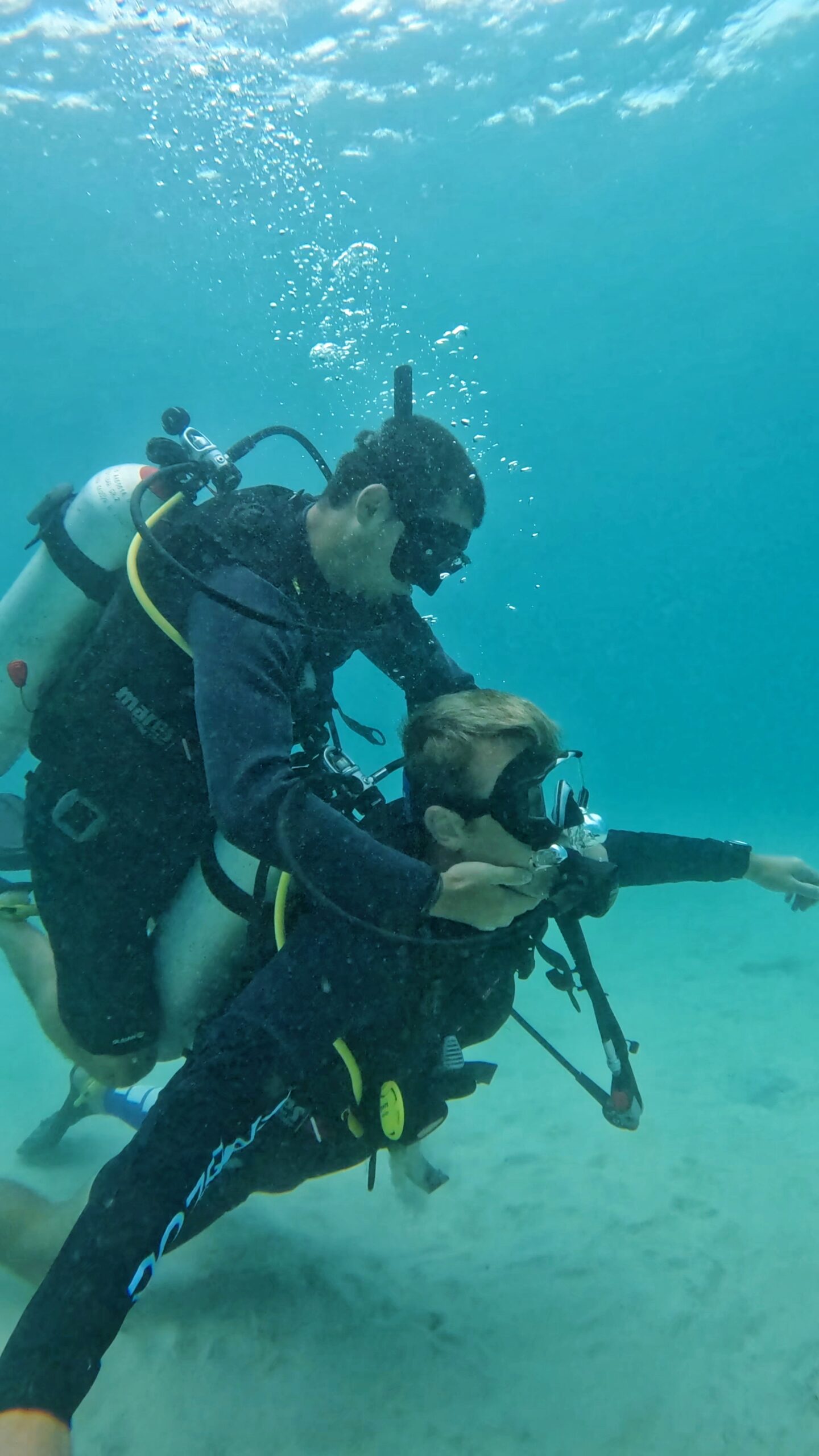 Scuba diver performing an unconscious diver rescue drill underwater during Stress & Rescue training in Koh Tao – safety and emergency skill course with Dive In Koh Tao.