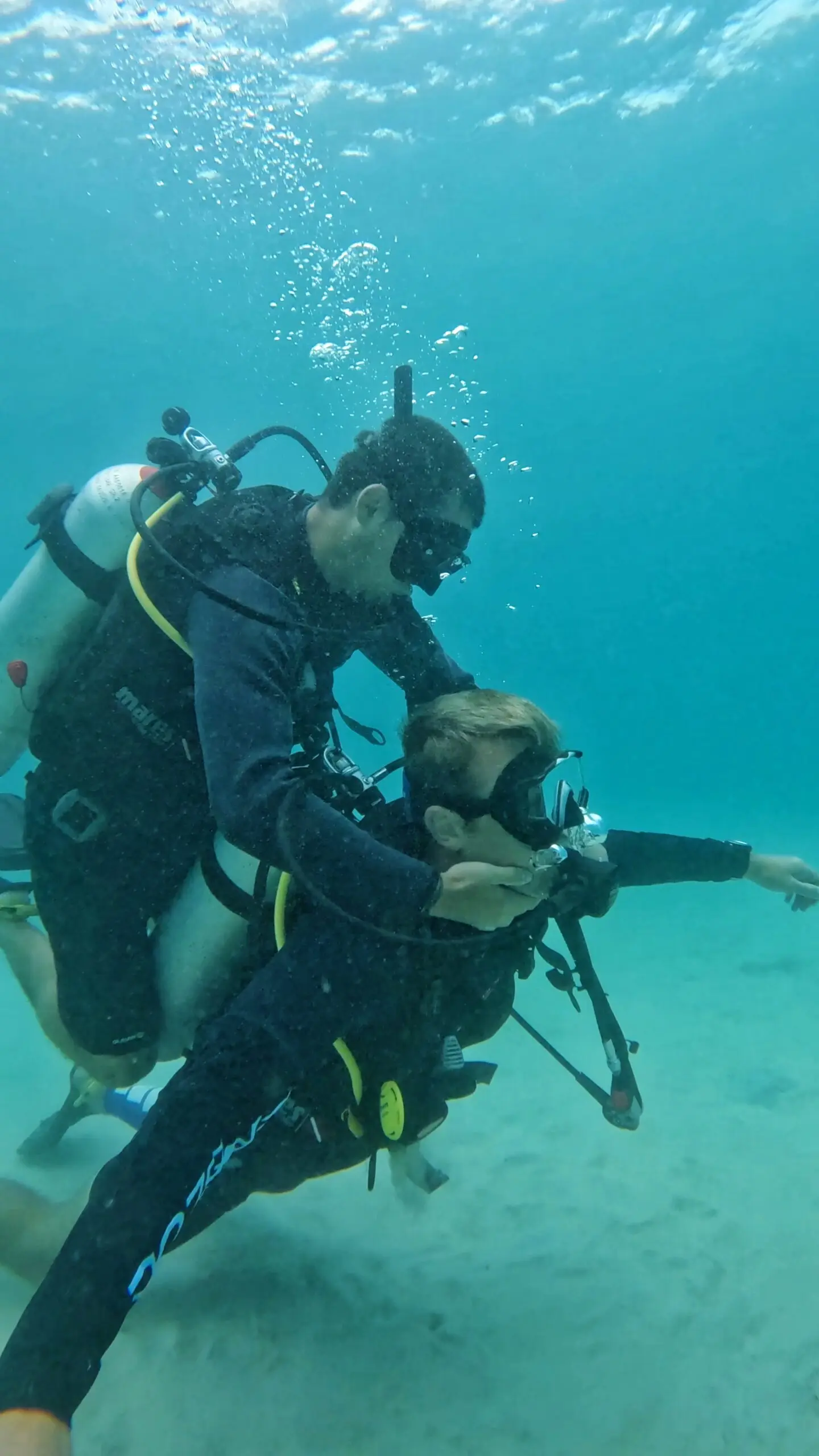 Scuba diver performing an unconscious diver rescue drill underwater during Stress & Rescue training in Koh Tao – safety and emergency skill course with Dive In Koh Tao.
