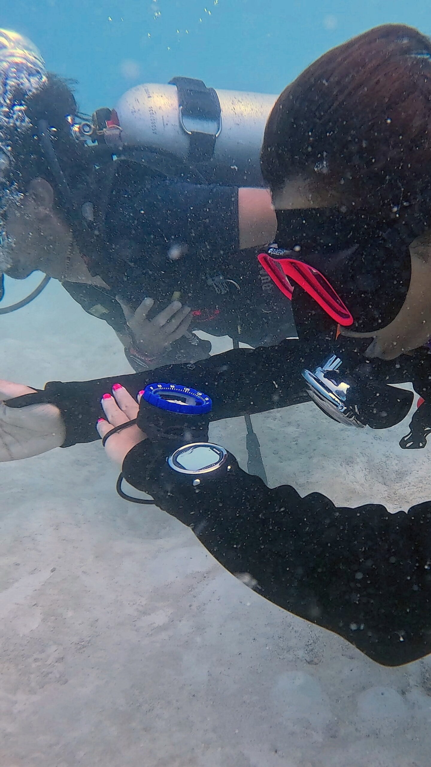Diver taking compass bearing underwater during Navigation Specialty at Aow Leuk, Koh Tao – Dive In Koh Tao