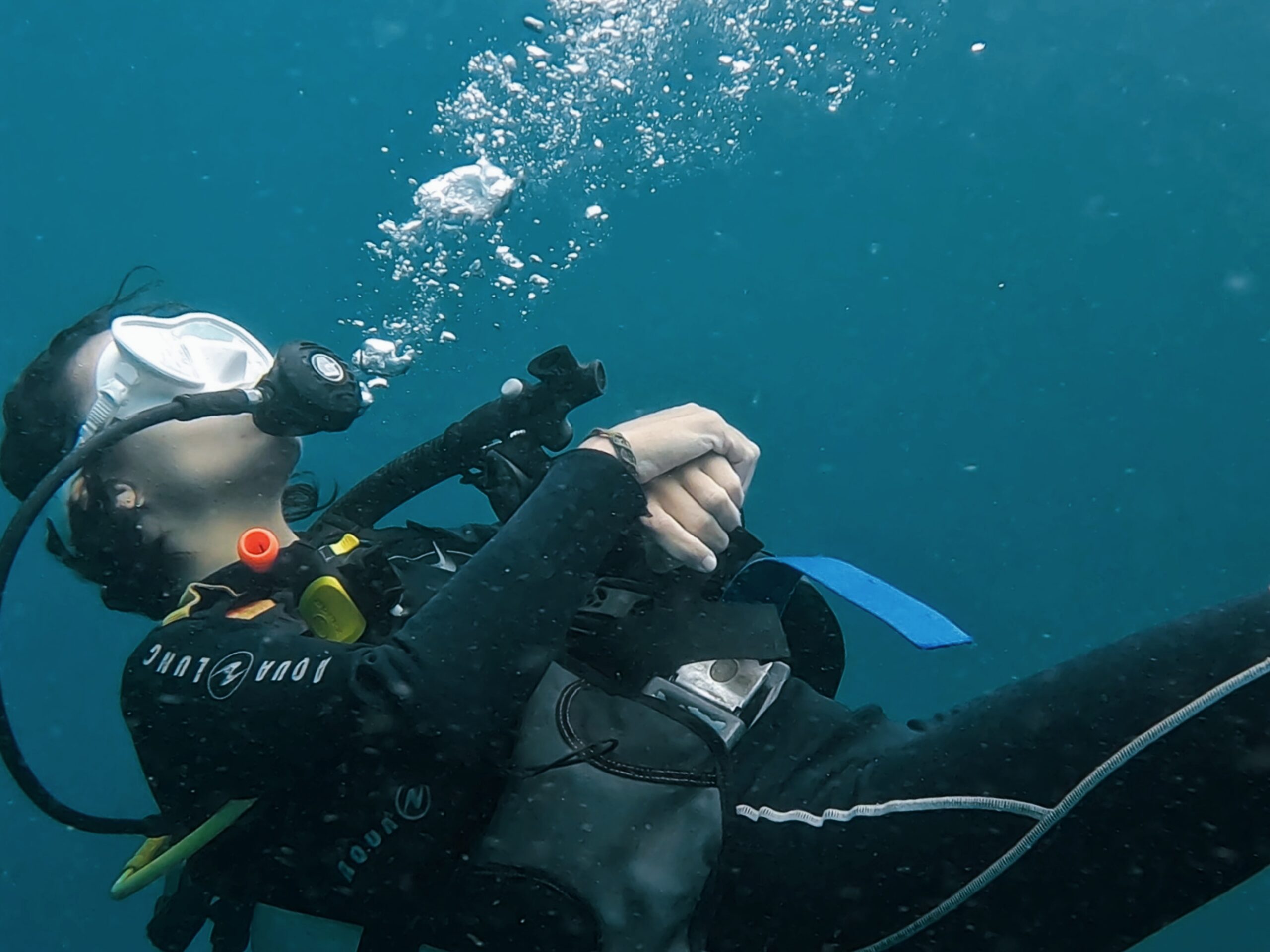Scuba diver descending to depth during an SSI Deep Diving Specialty course in Koh Tao, learning how to dive safely to 40 meters.