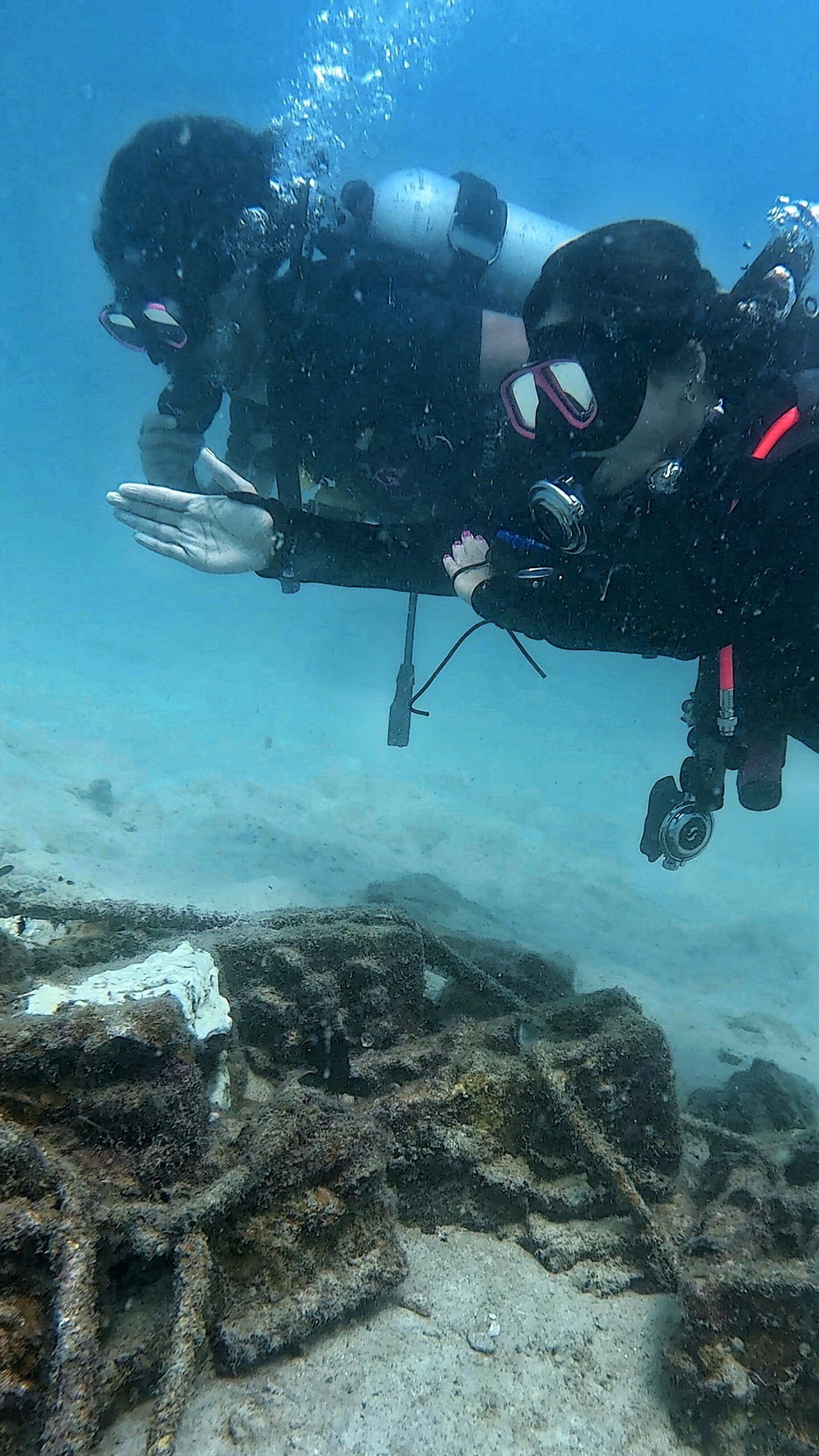 Diver using compass during Navigation Specialty dive with instructor at Aow Leuk, Koh Tao – Dive In Koh Tao