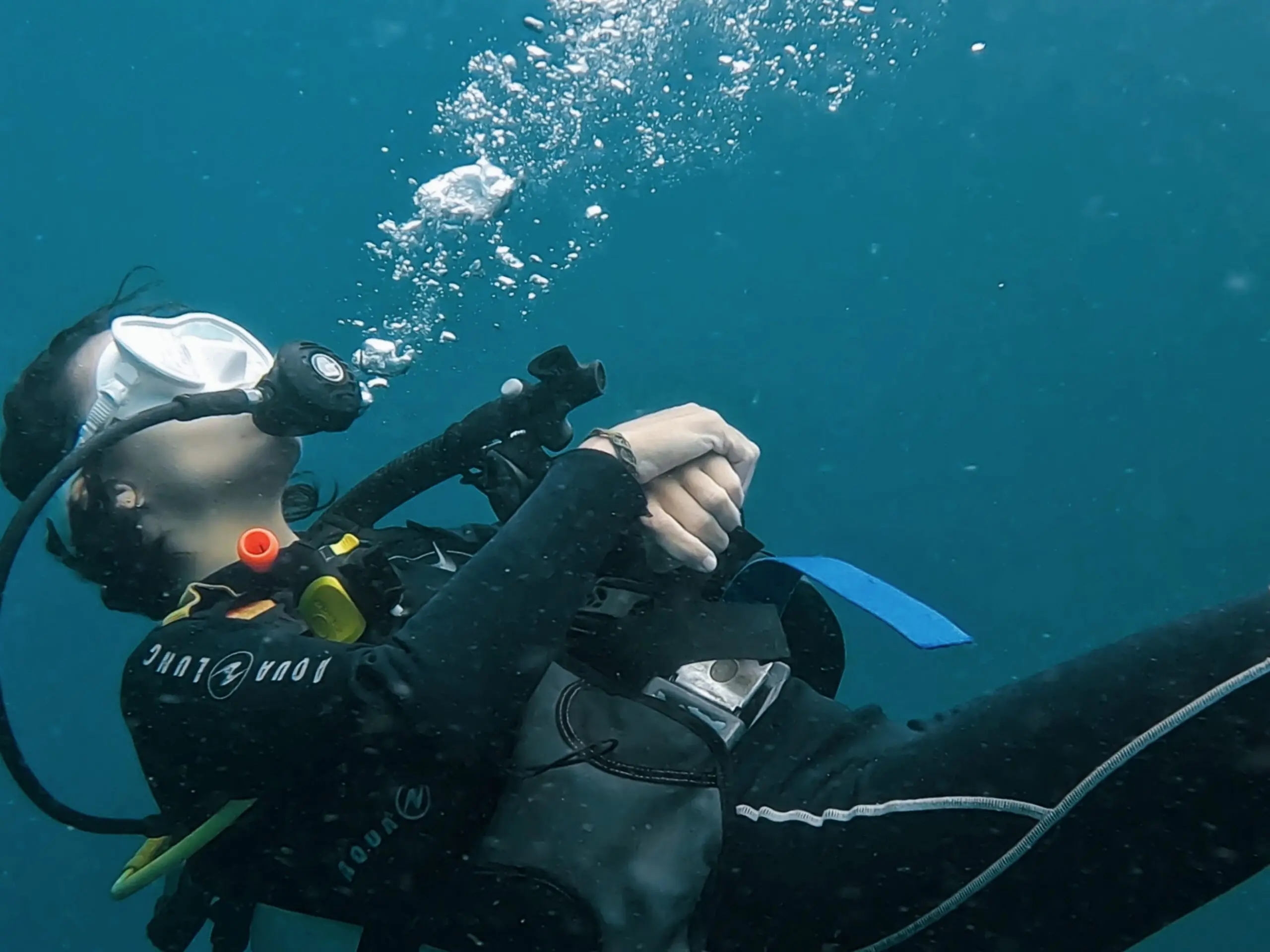 Scuba diver descending to depth during an SSI Deep Diving Specialty course in Koh Tao, learning how to dive safely to 40 meters.
