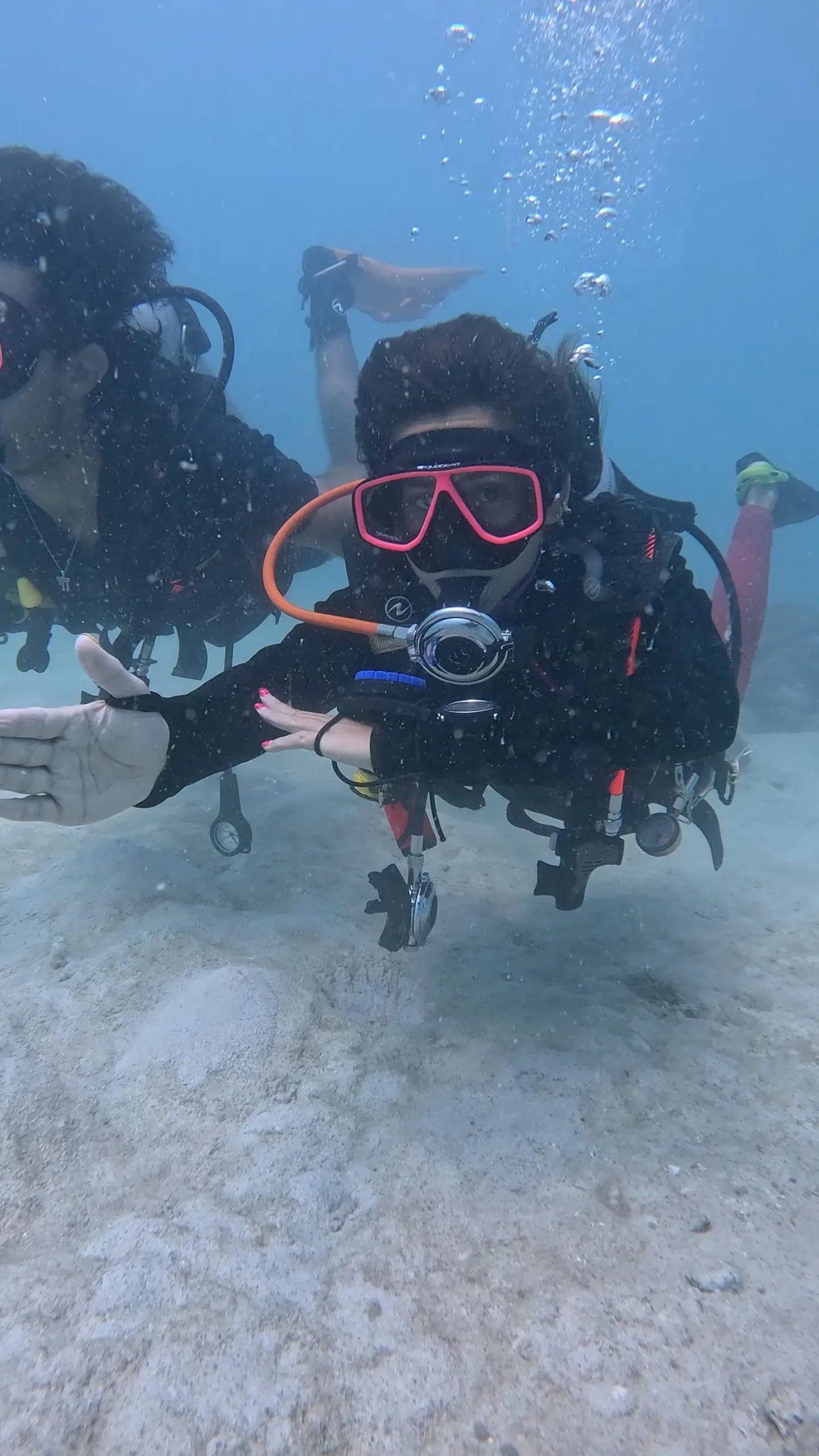 Diver facing camera while practicing compass navigation during Navigation Specialty at Aow Leuk, Koh Tao – Dive In Koh Tao